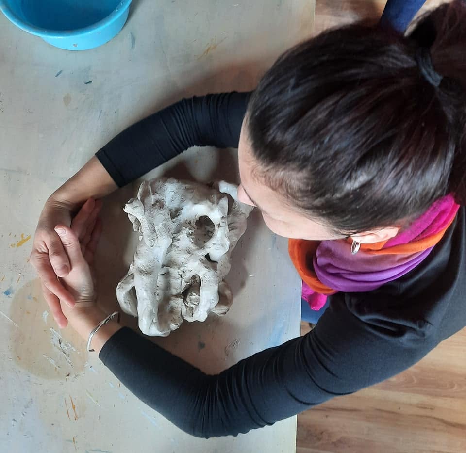 Modelaj în lut într-un atelier de art-terapie, văzut de sus