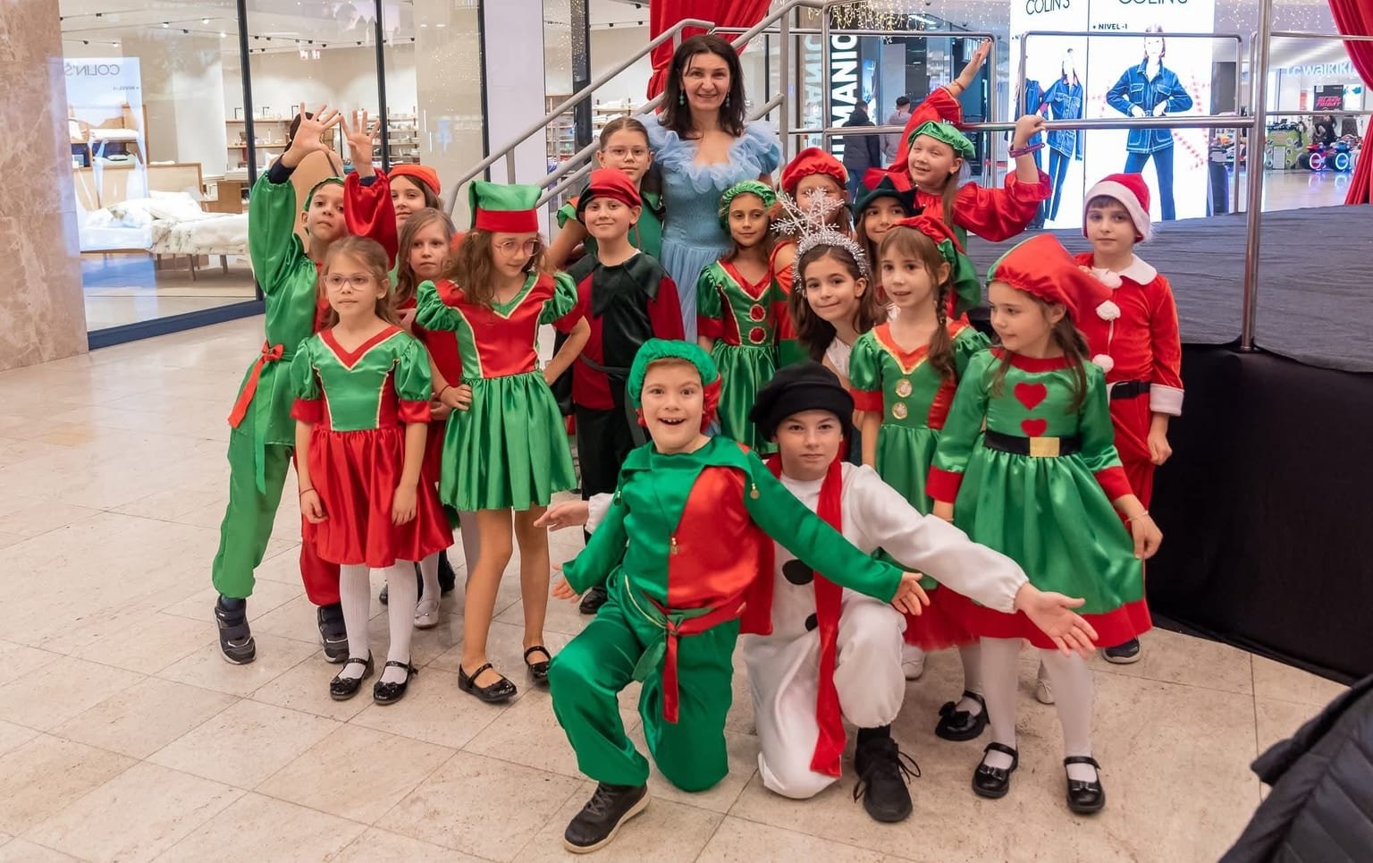 Grup de copii în costume de serbare create în atelierul Costume Spectacol, alături de Anca Ciliac